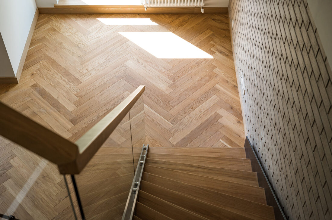 Herringbone parquet and wood for stair cladding