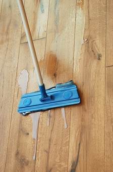 Cleaning waxed wooden floors